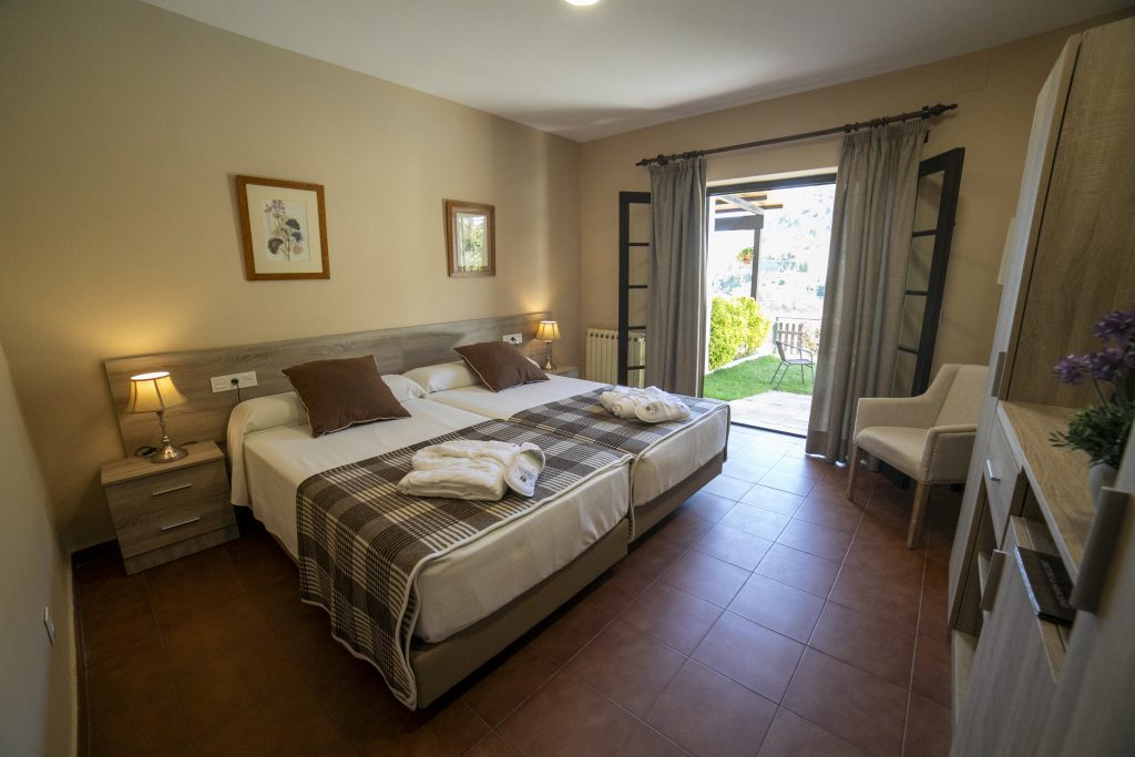 Habitación doble con terraza y jardín, completamente accesible en hotel villa turística de grazalema. Amplia y luminosa