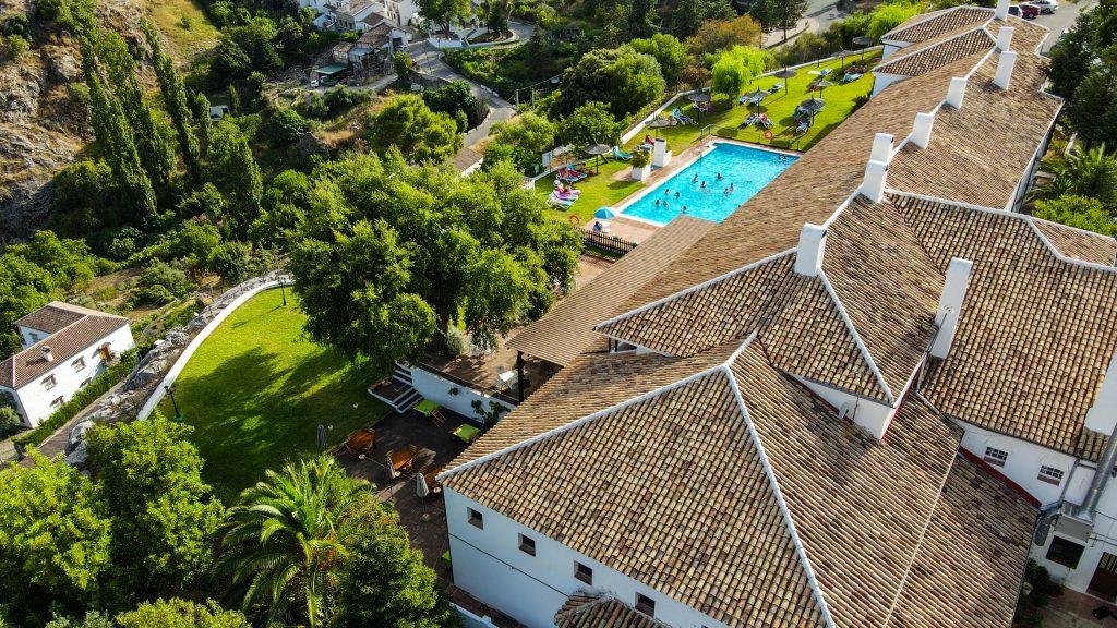 Fotografía panorámica de Hotel Villa Turística de Grazalema. Piscina grande.