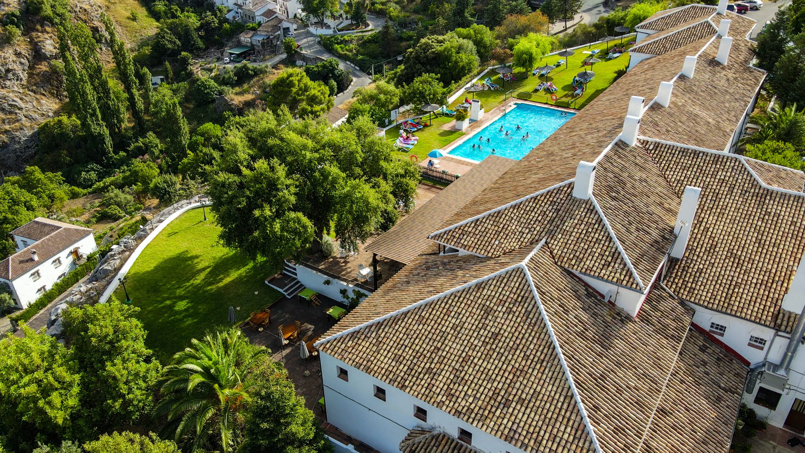 Fotografía panorámica de Hotel Villa Turística de Grazalema. Piscina grande.