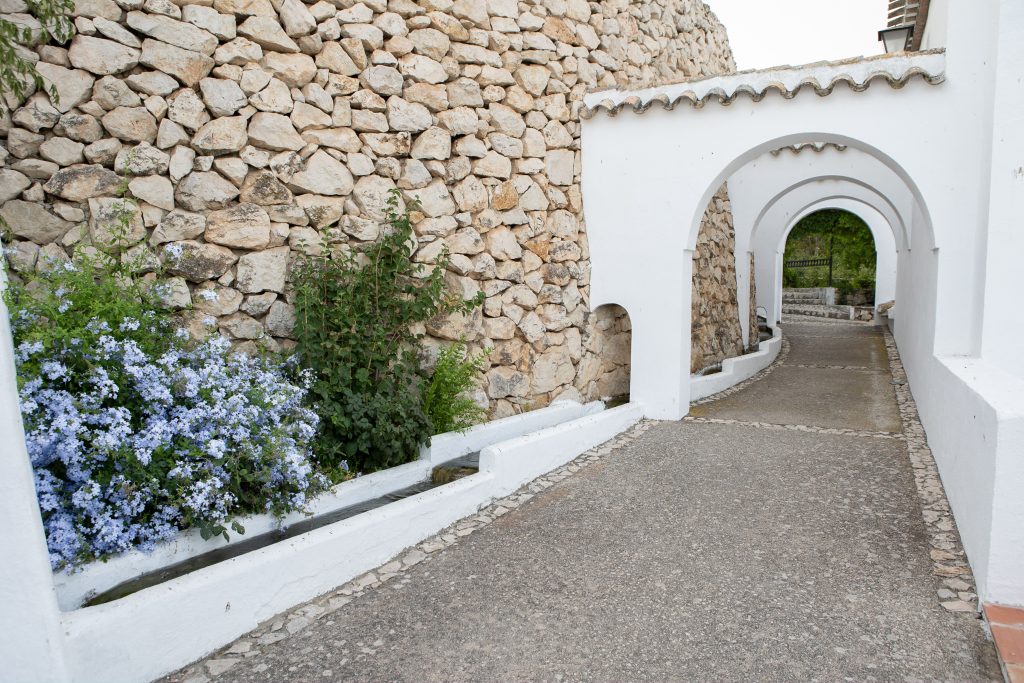 Pasillos exteriores del hotel villa turística de priego. Edificio moderno, rodeado de flores