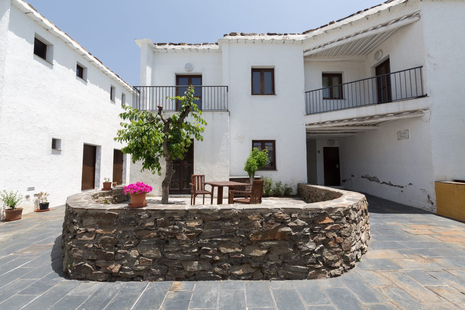 Fachada del hotel villa turística de bubión. Bonitos edificios blancos en plena andalucía