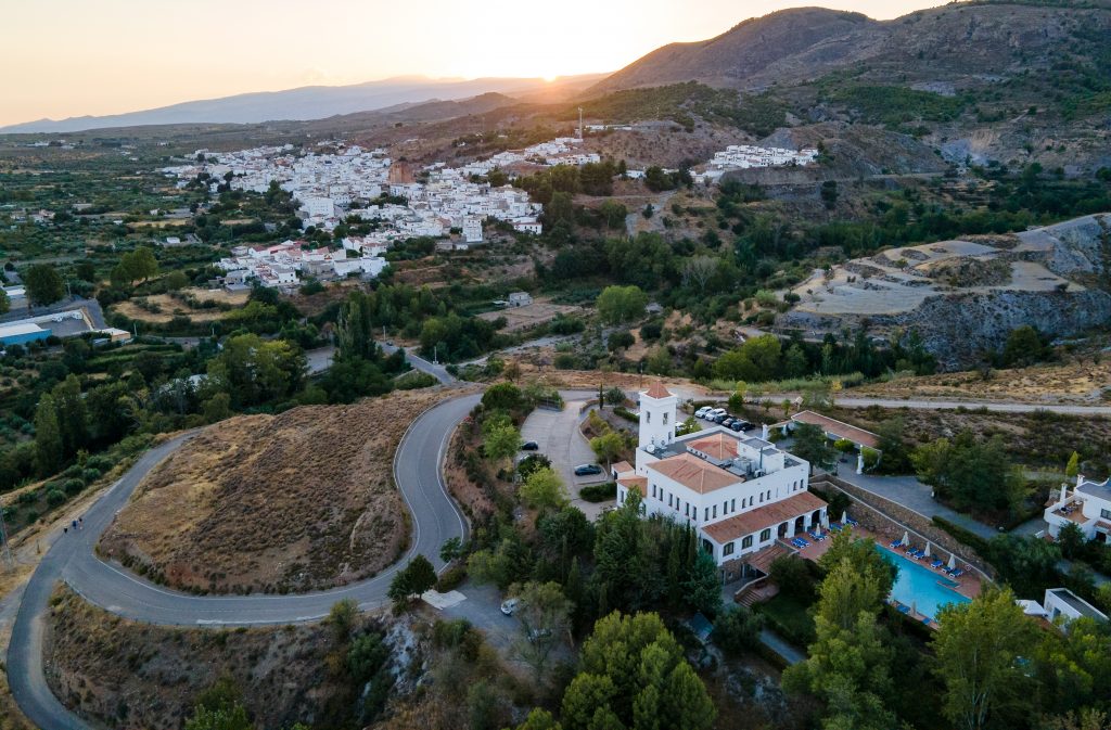 Hotel Villa Turística de Laujar, en plena sierra y rodeado del pueblo blanco de Laujar de Andarax