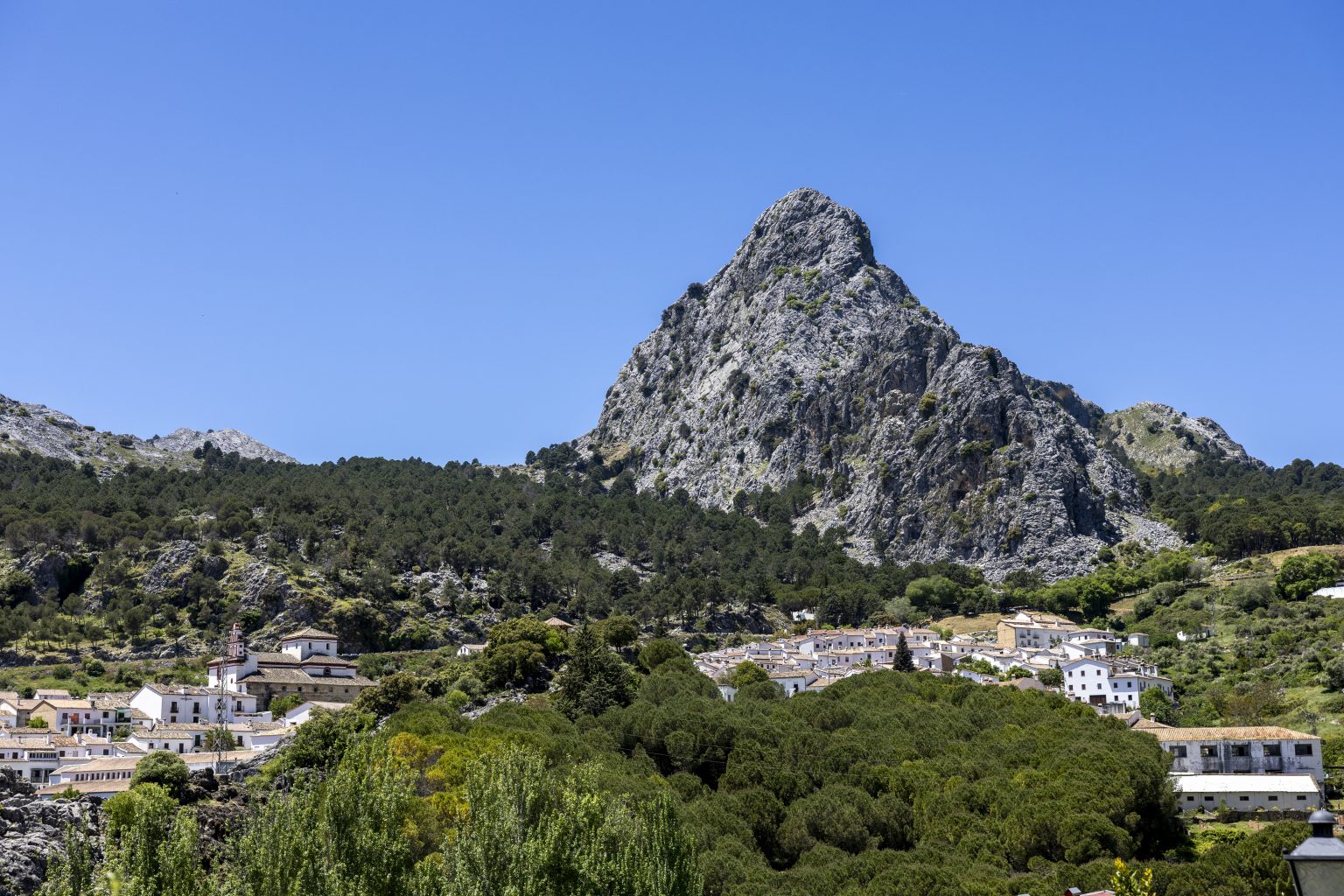 Grazalema ofrece una experiencia natural por las zonas montañosas de Andalucía. Respira naturaleza.