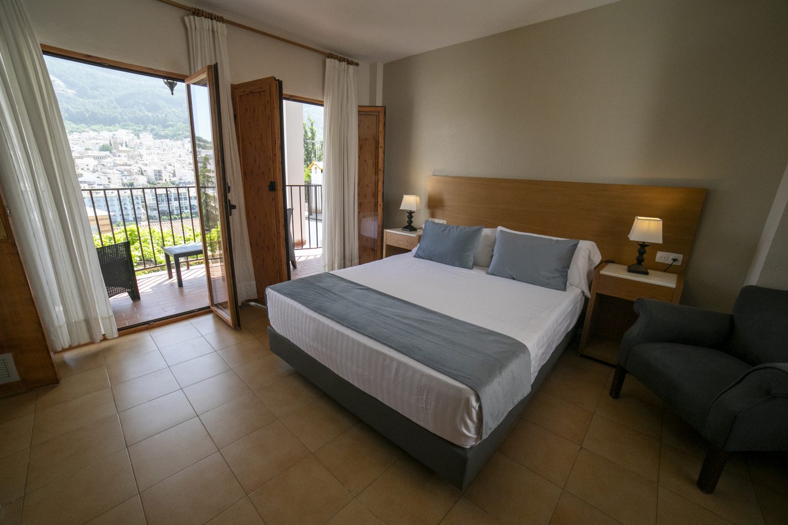 Habitación amplia en Hotel Villa Turística de Cazorla. Interiores modernos con cama de matrimonio